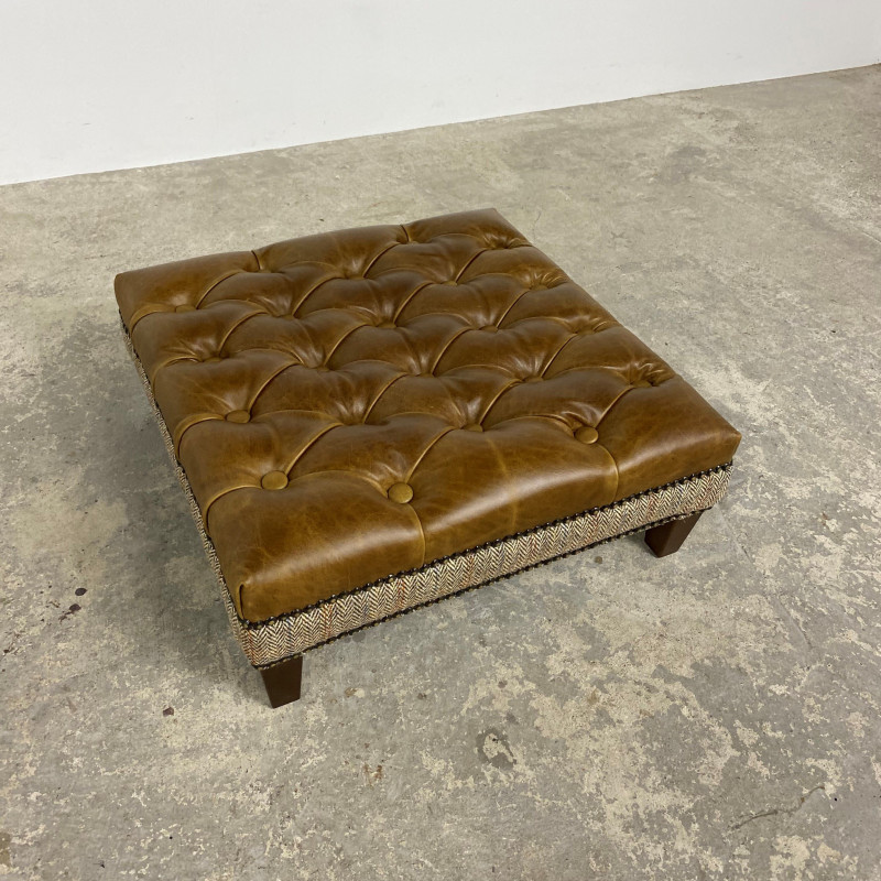 Croydon Button Top Pull-Out Stool Croydon Button Top Pull-Out Stool