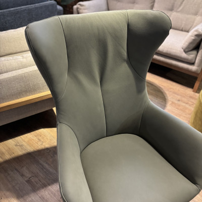 Villain Leather Swivel Chair