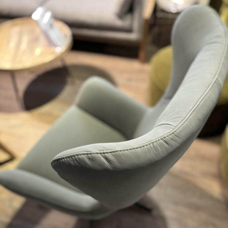 Villain Leather Swivel Chair