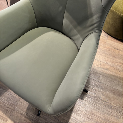 Villain Leather Swivel Chair