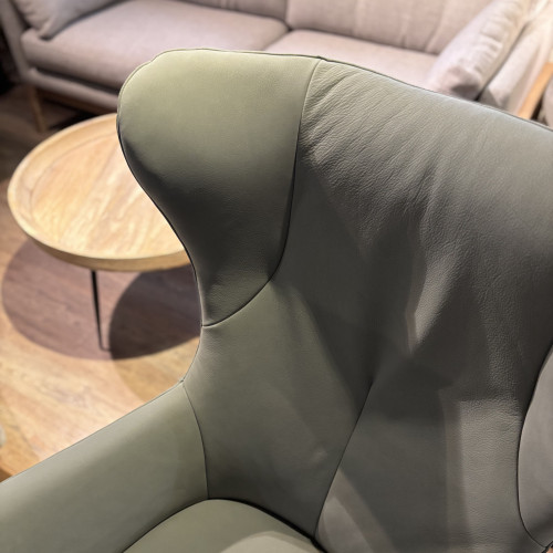 Villain Leather Swivel Chair