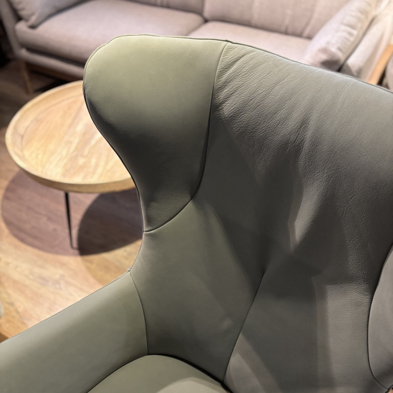 Villain Leather Swivel Chair